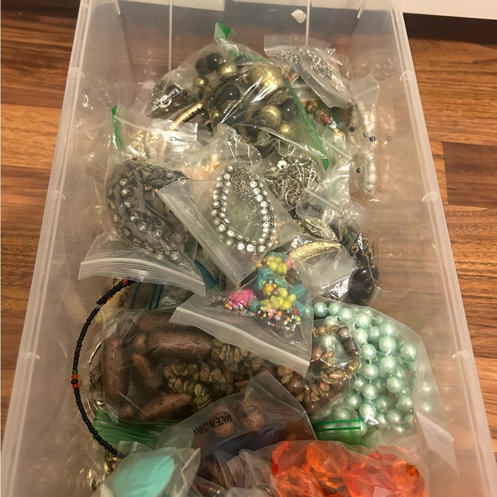 9+ LBS NECKLACE LOT – Good Condition – Variety of Styles Vintage to Modern